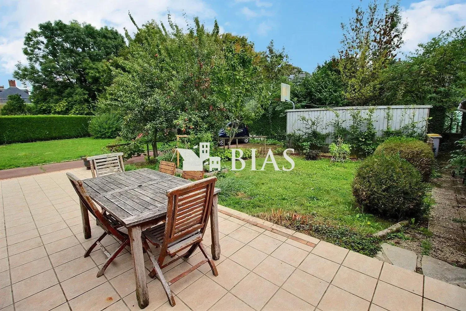 Maison de campagne à vendre à Forges-Les-Eaux, 2 chambres, garage et jardin clôturé 