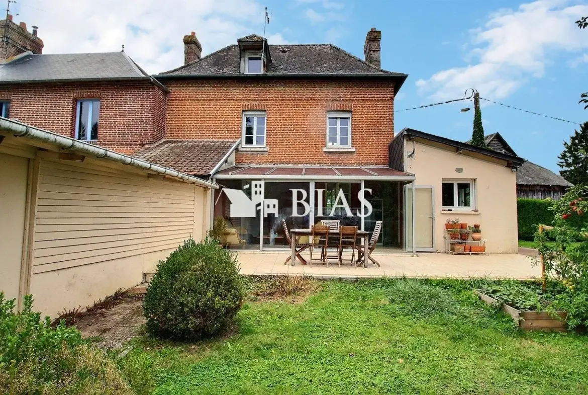 Maison de campagne à vendre à Forges-Les-Eaux, 2 chambres, garage et jardin clôturé 