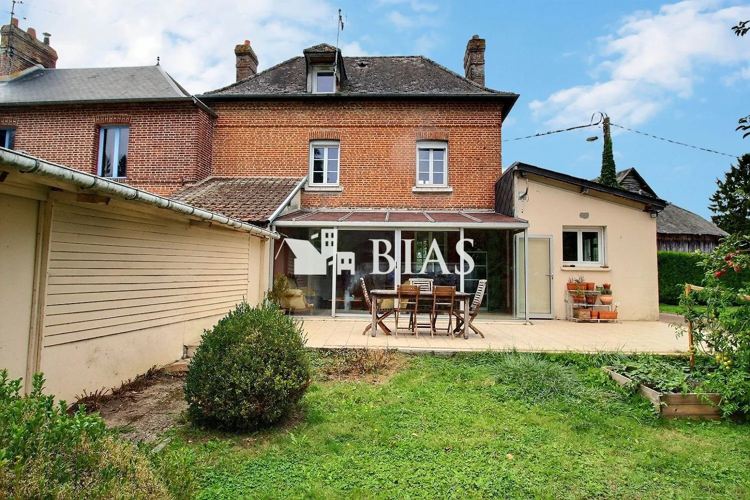 Maison de campagne à vendre à Forges-Les-Eaux, 2 chambres, garage et jardin clôturé 