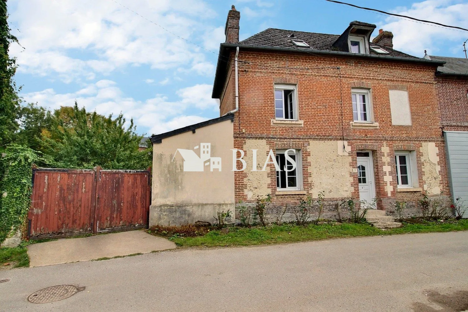 Maison de campagne à vendre à Forges-Les-Eaux, 2 chambres, garage et jardin clôturé 