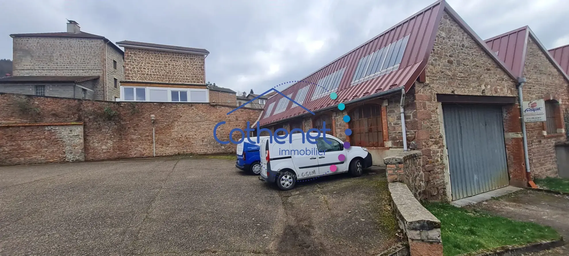 À vendre local professionnel de 270 m² à Cours, accès grands véhicules 