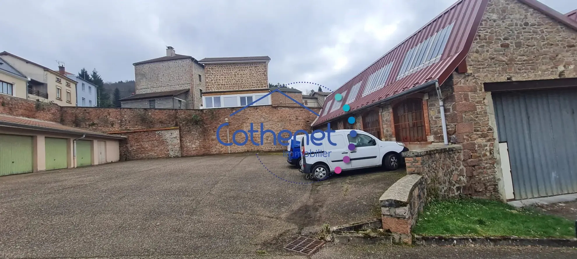 À vendre local professionnel de 270 m² à Cours, accès grands véhicules 