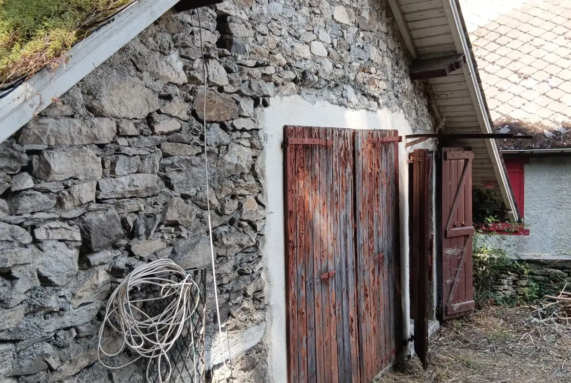 Maison à vendre avec vue sur les montagnes à Saint-Béat-Lez - 180 m² à rénover 