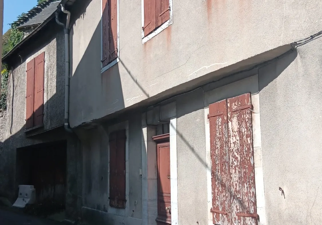 Maison à vendre avec vue sur les montagnes à Saint-Béat-Lez - 180 m² à rénover 