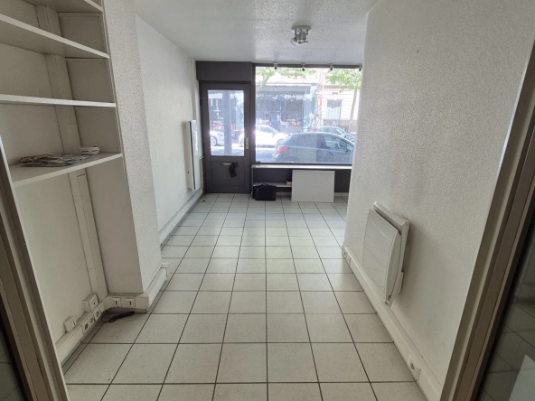 Local commercial de 33 m² face à la gare de Saint-Chamond à vendre