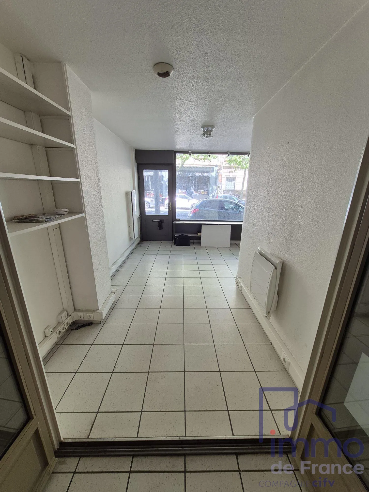 Local commercial de 33 m² face à la gare de Saint-Chamond à vendre 