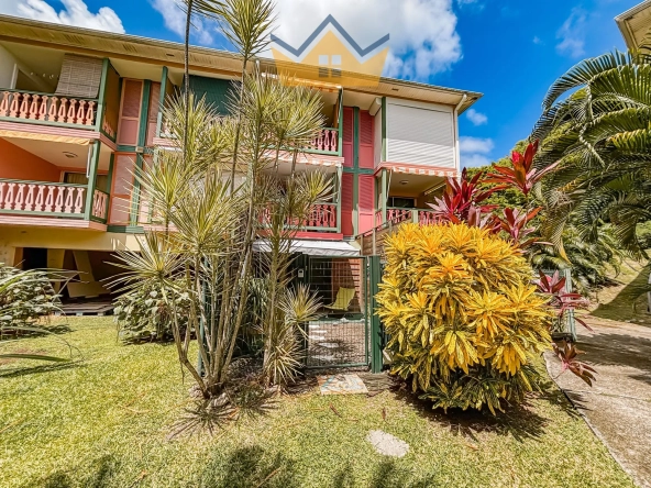 Appartement T1 meublé à Sainte-Anne en Martinique avec terrasse et jardin