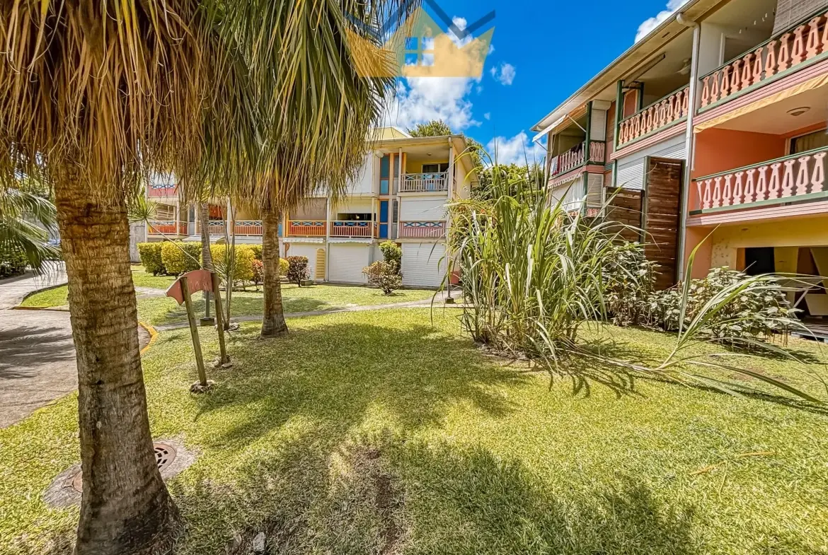 Appartement T1 meublé à Sainte-Anne en Martinique avec terrasse et jardin 
