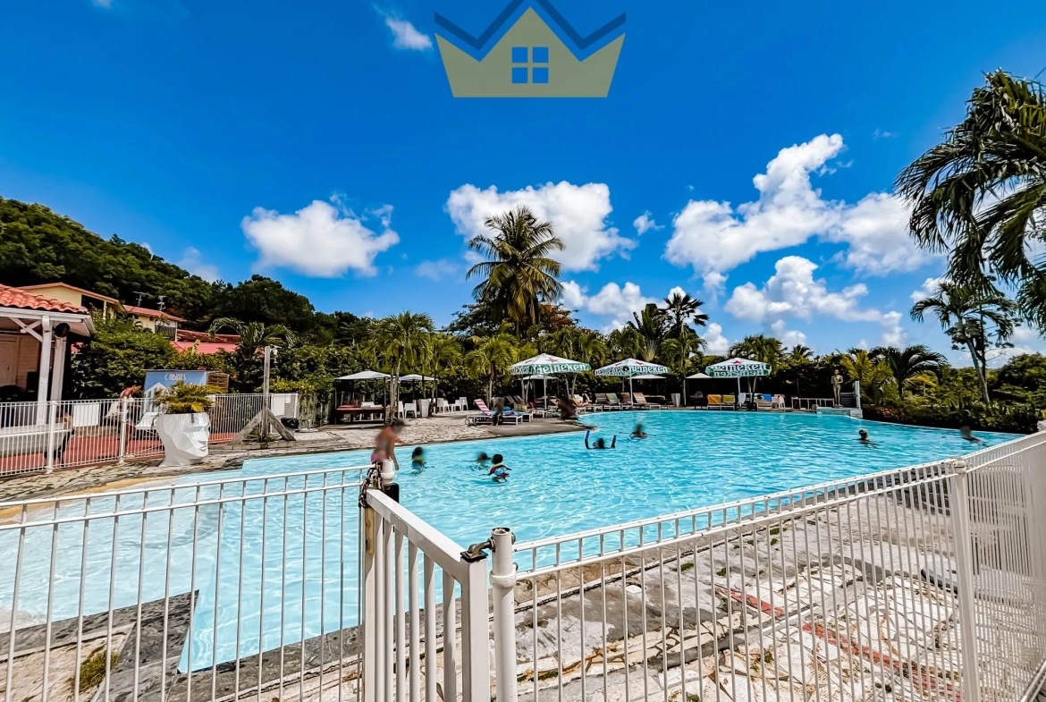 Appartement T1 meublé à Sainte-Anne en Martinique avec terrasse et jardin 