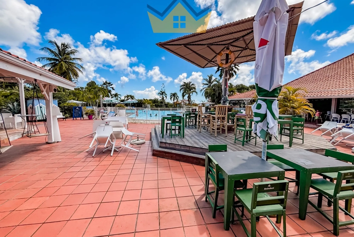Appartement T1 meublé à Sainte-Anne en Martinique avec terrasse et jardin 