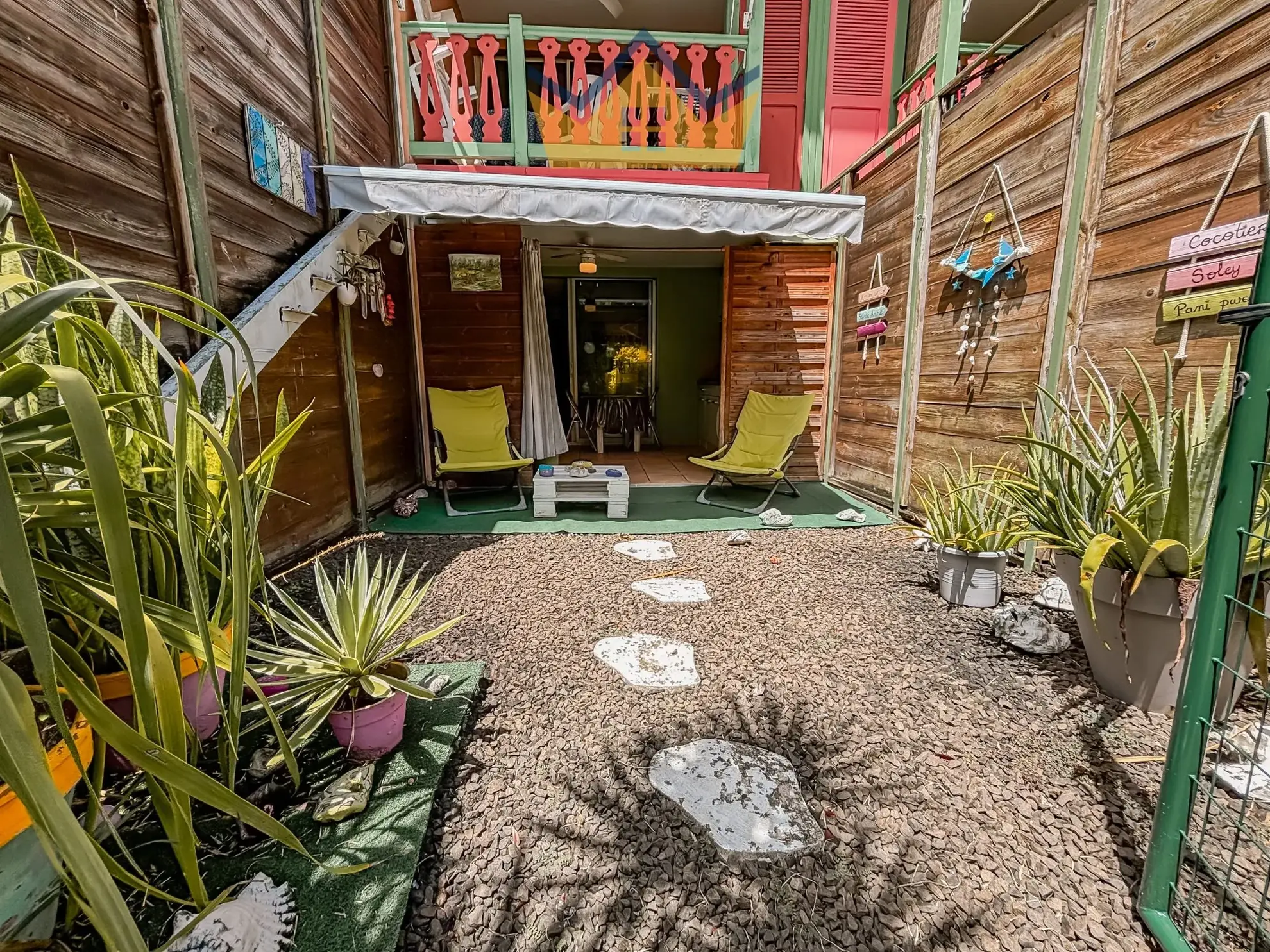 Appartement T1 meublé à Sainte-Anne en Martinique avec terrasse et jardin 