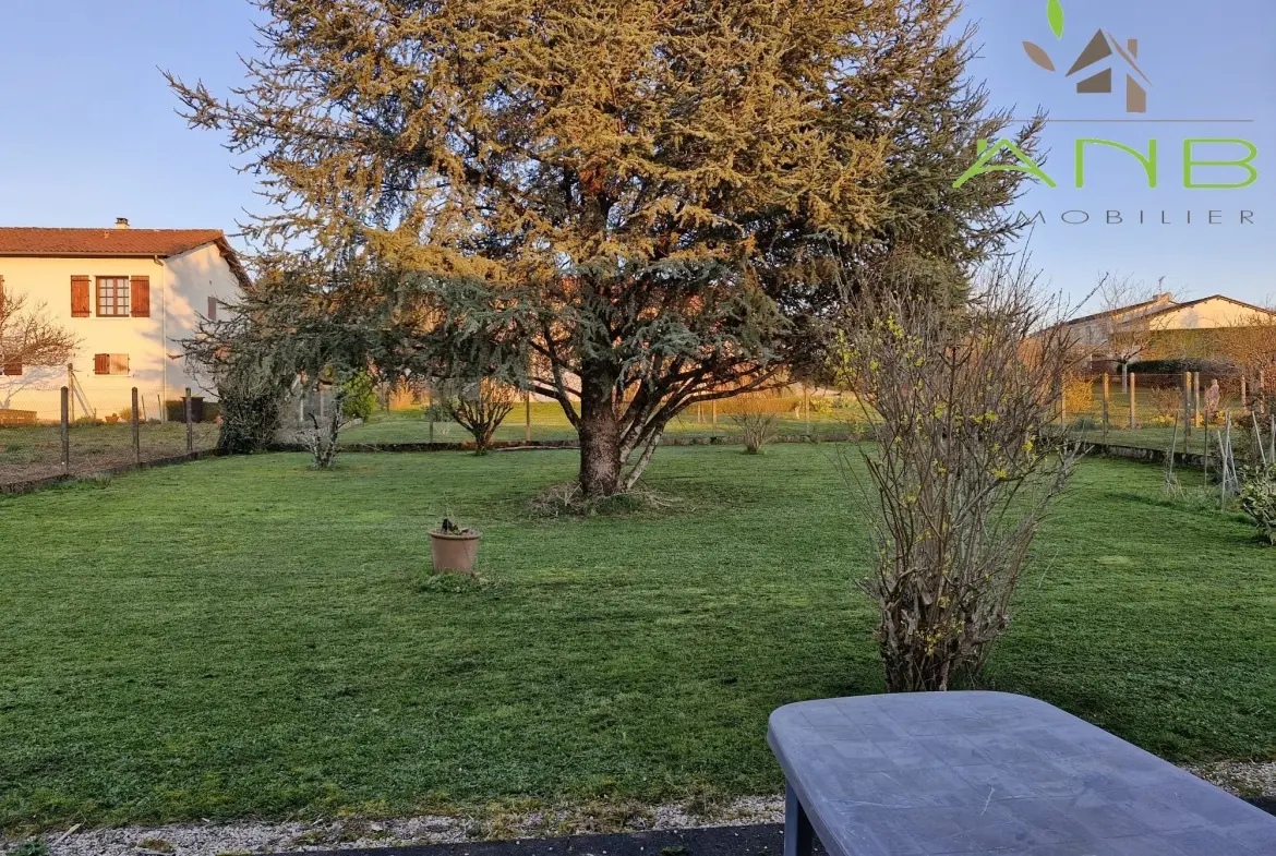 Maison de plain-pied à Montbron en Charente avec jardin clos et 2 chambres 