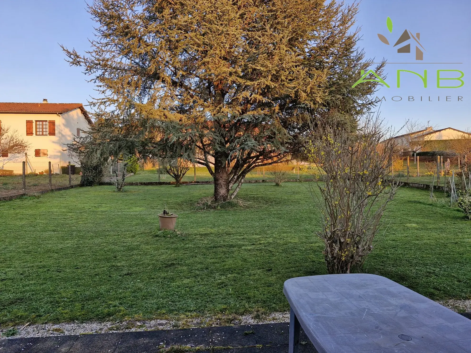 Maison de plain-pied à Montbron en Charente avec jardin clos et 2 chambres 