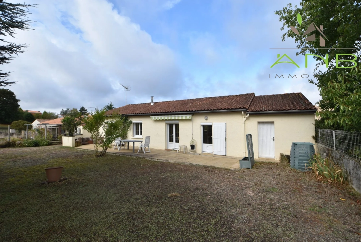 Maison de plain-pied à Montbron en Charente avec jardin clos et 2 chambres 
