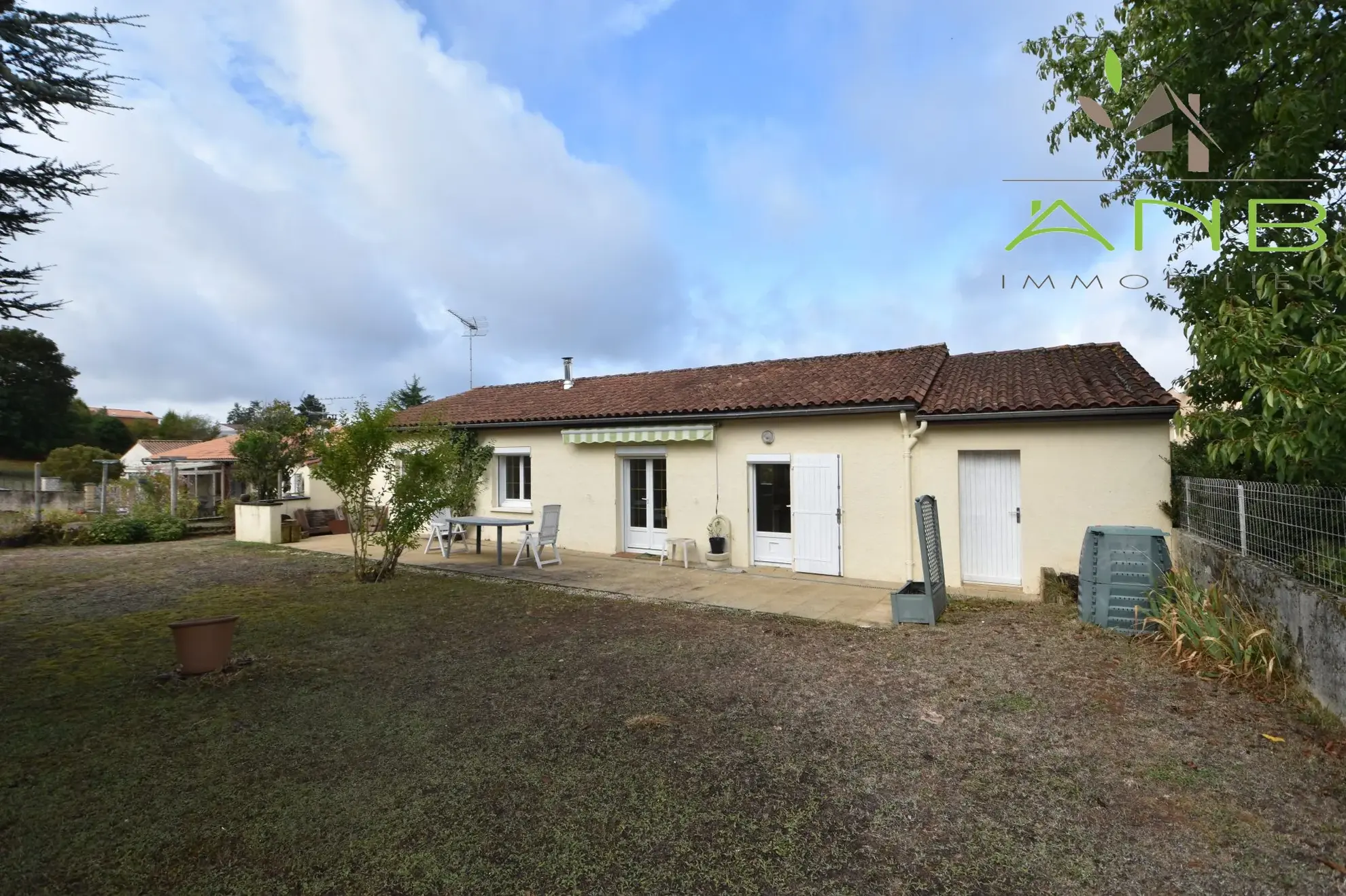 Maison de plain-pied à Montbron en Charente avec jardin clos et 2 chambres 