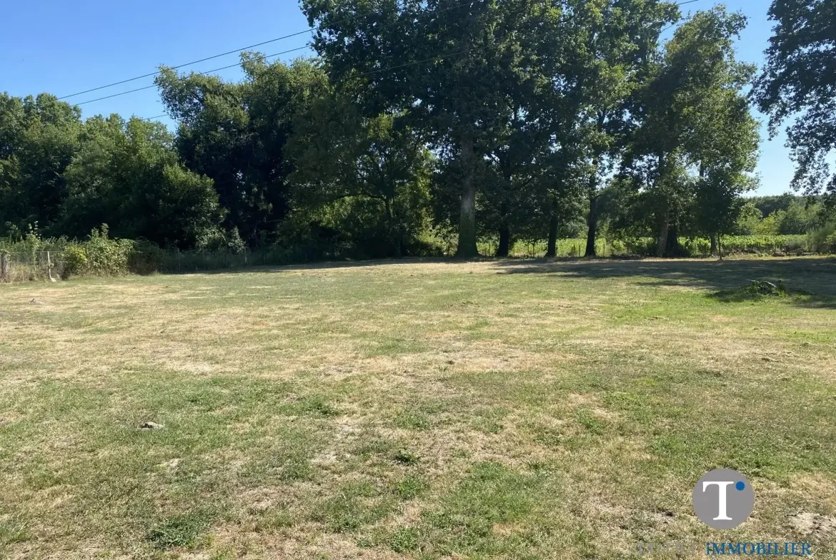 Terrain constructible de 1340 m² à Civrac-en-Médoc proche plages 
