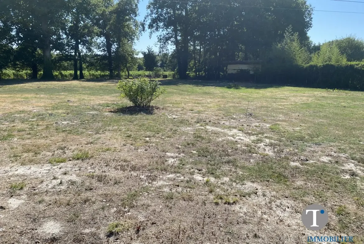 Terrain constructible de 1340 m² à Civrac-en-Médoc proche plages 