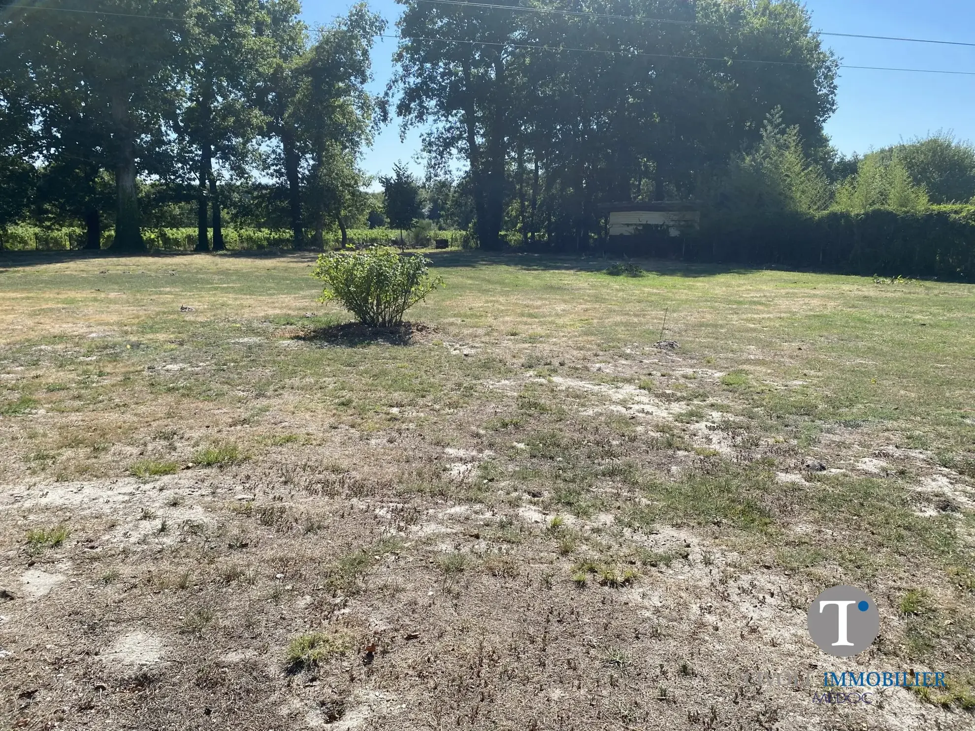 Terrain constructible de 1340 m² à Civrac-en-Médoc proche plages 