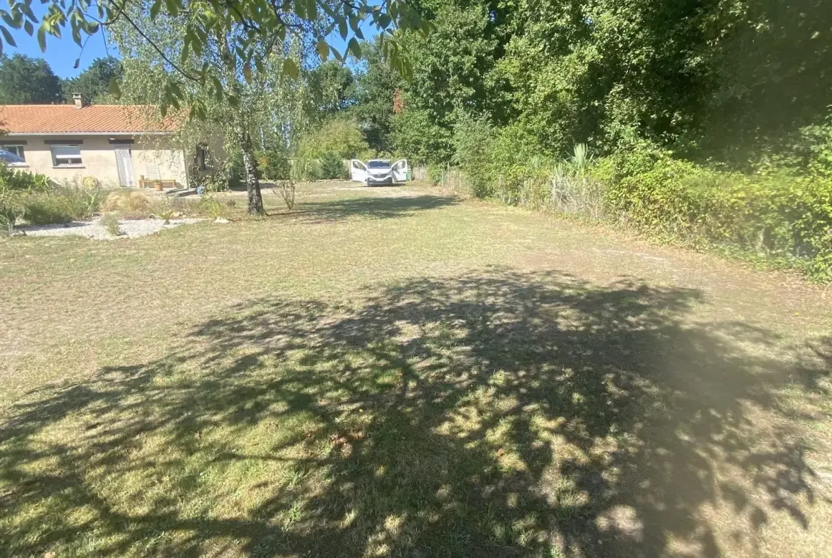 Terrain constructible de 1340 m² à Civrac-en-Médoc proche plages 