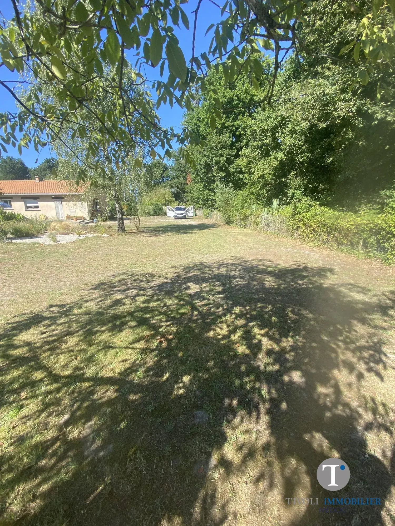 Terrain constructible de 1340 m² à Civrac-en-Médoc proche plages 