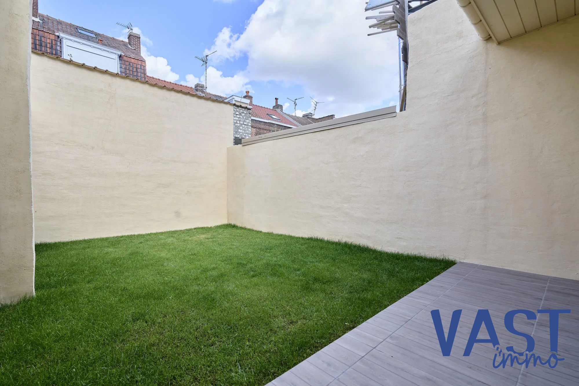 Maison ancienne rénovée avec 3 chambres, terrasse et jardin à Wattrelos 