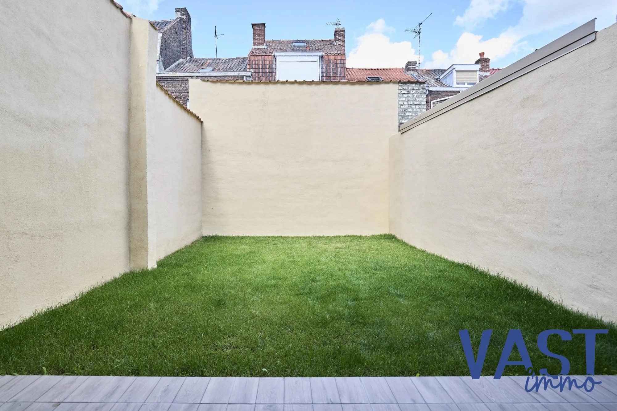 Maison ancienne rénovée avec 3 chambres, terrasse et jardin à Wattrelos 