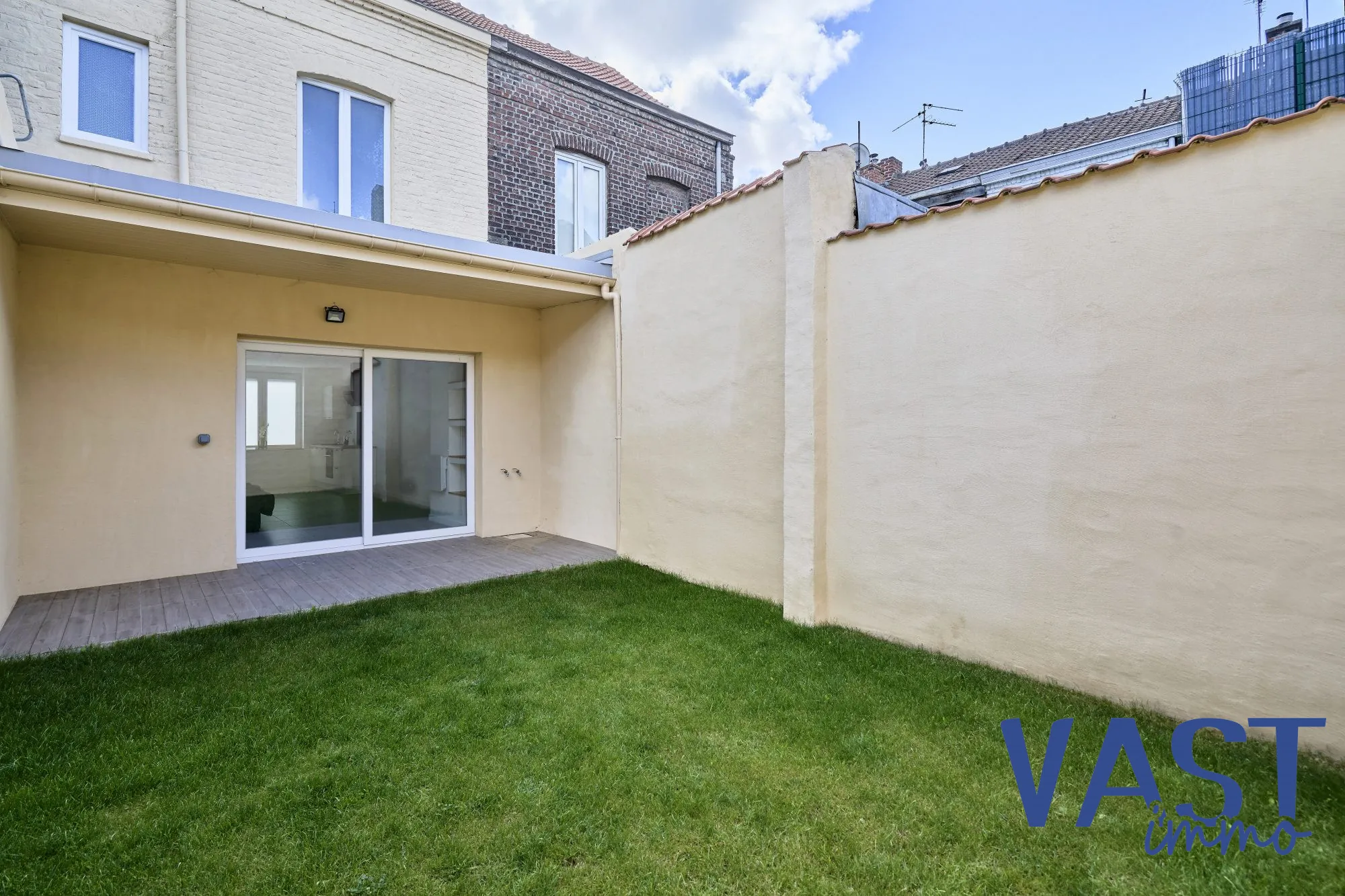 Maison ancienne rénovée avec 3 chambres, terrasse et jardin à Wattrelos 