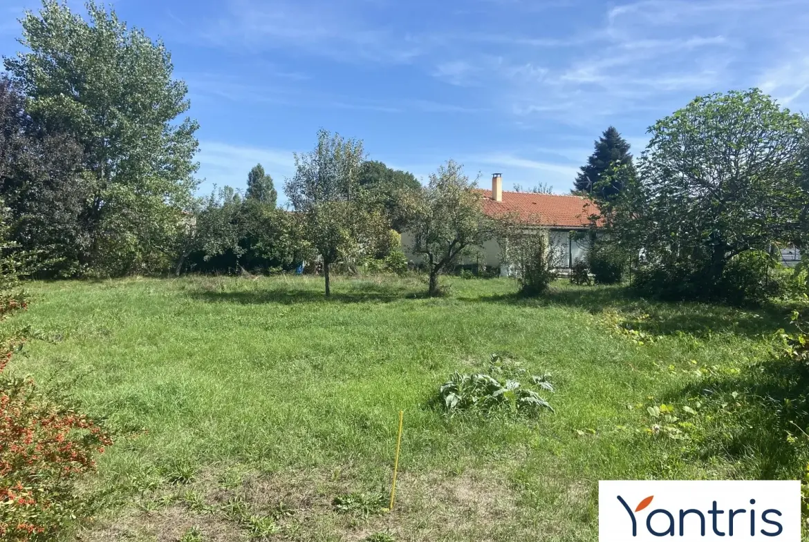 Terrain arboré à vendre à Eaunes de 890 m², environnement calme et proche des commodités 