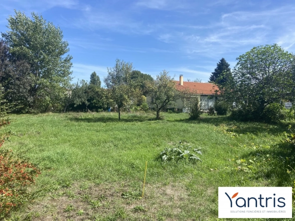 Terrain arboré à vendre à Eaunes de 890 m², environnement calme et proche des commodités