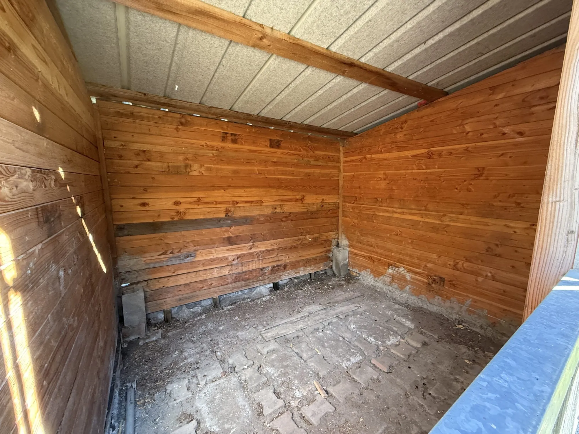 Terrain de 2 hectares avec boxes et maisonnette à Neuvy-sur-Barangeon 