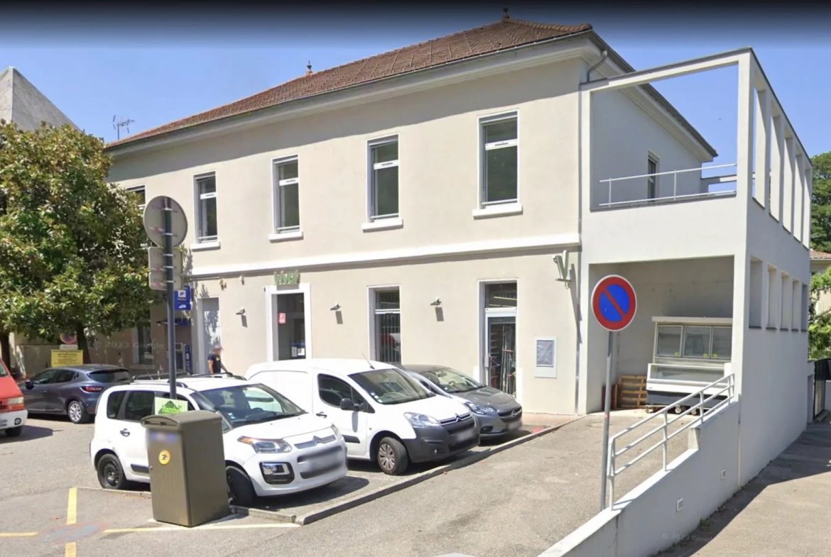 Local commercial rénové à louer à Sassenage - Investissement rentable 