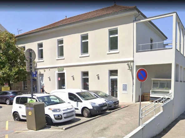 Local commercial rénové à louer à Sassenage - Investissement rentable