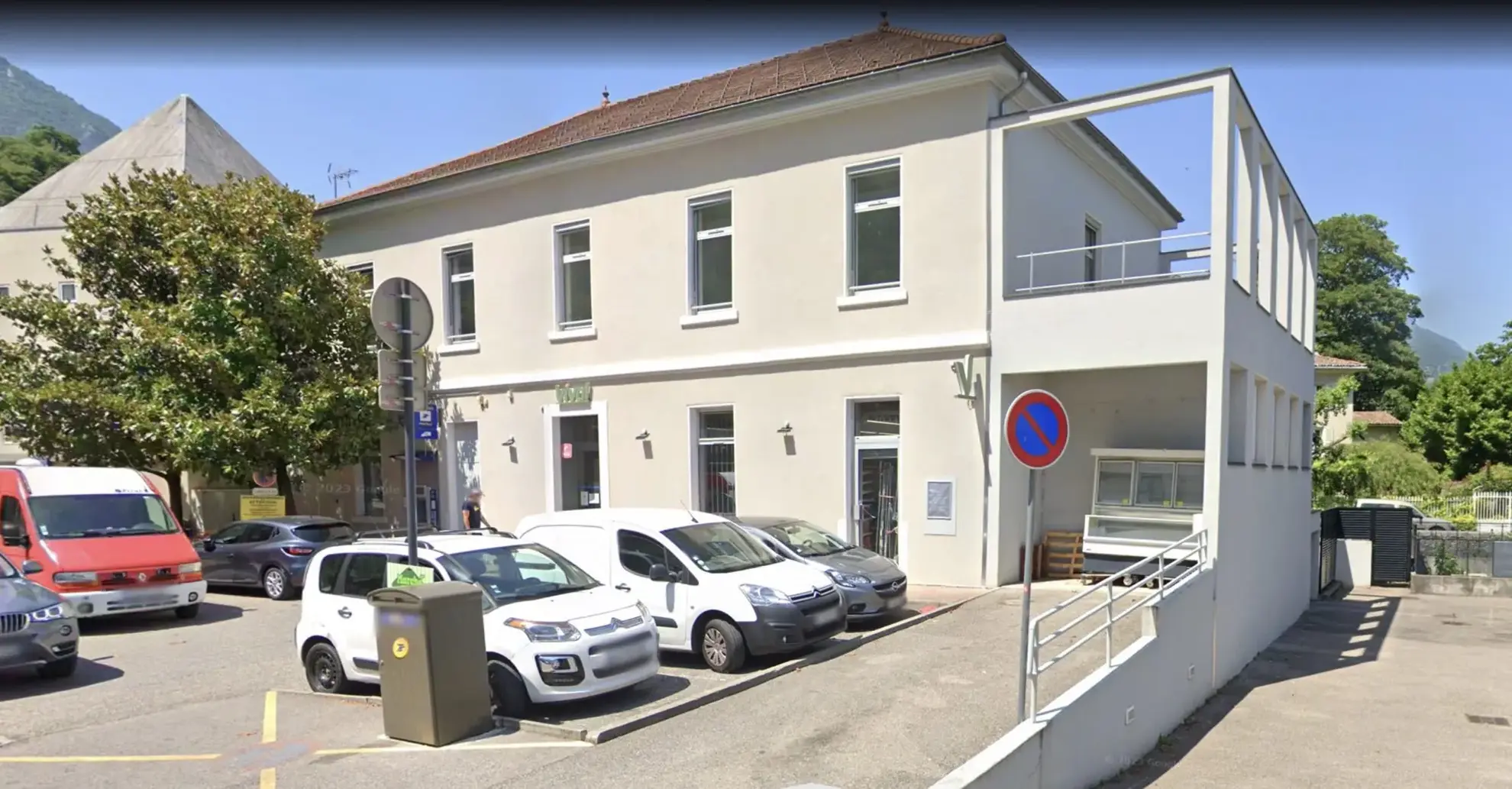 Local commercial rénové à louer à Sassenage - Investissement rentable 