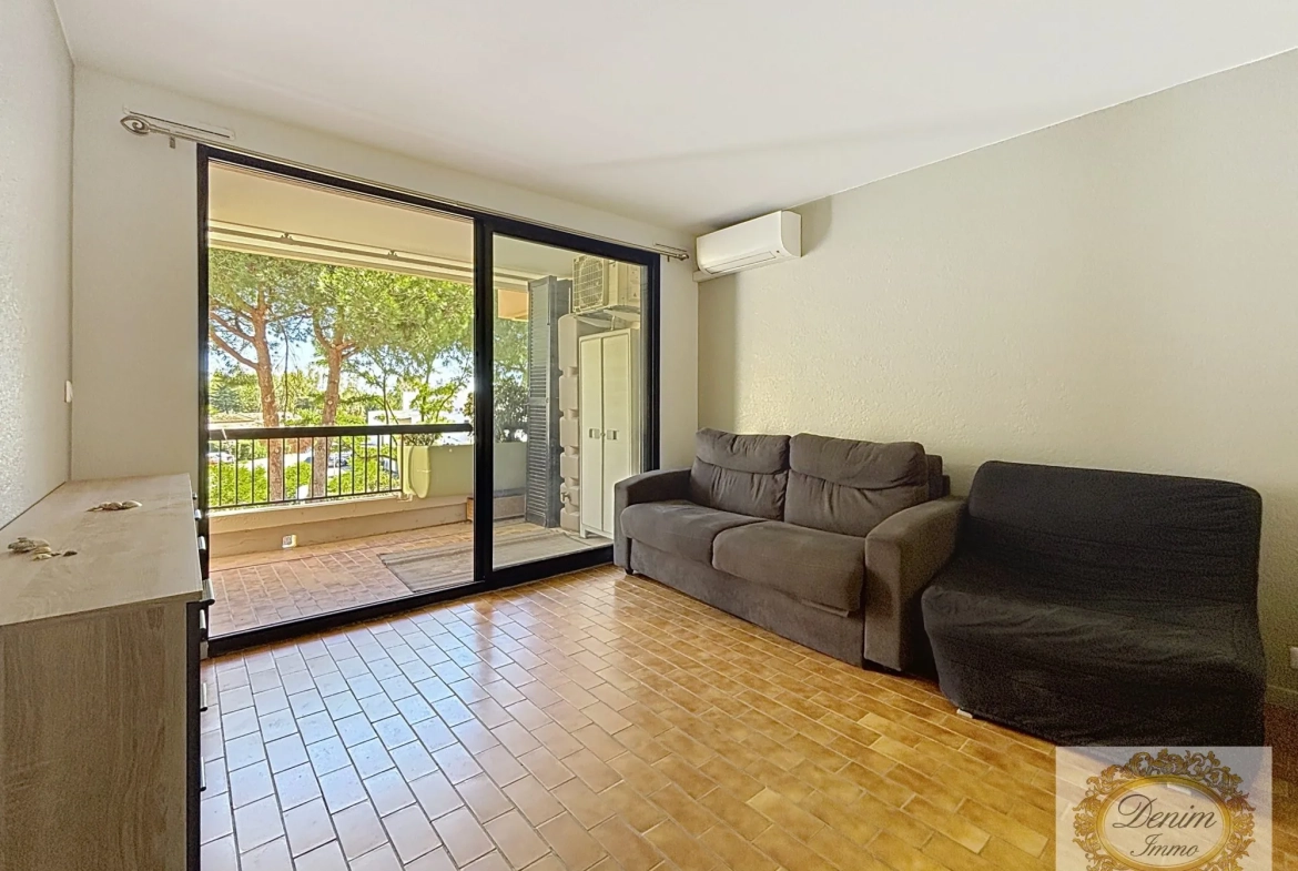 Appartement T1 rénové avec terrasse et parking près de la plage au Grau du Roi 