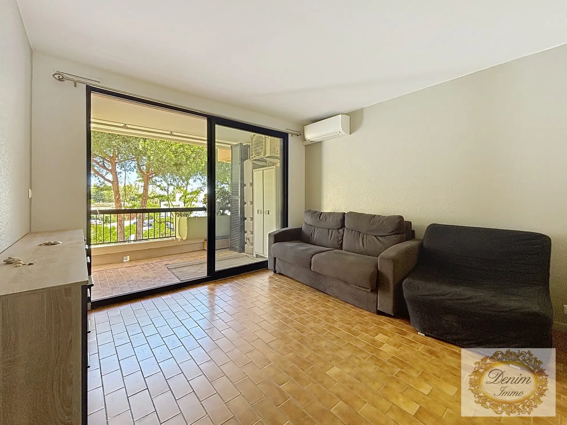 Appartement T1 rénové avec terrasse et parking près de la plage au Grau du Roi 
