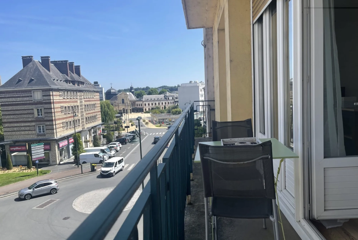 Appartement à vendre à Lisieux en centre-ville avec balcon et cheminée 