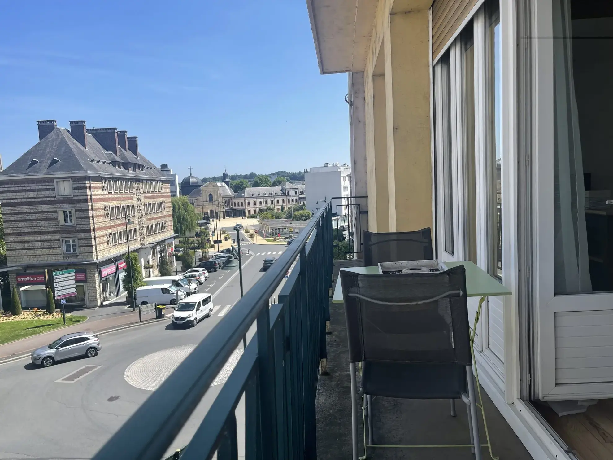 Appartement à vendre à Lisieux en centre-ville avec balcon et cheminée 