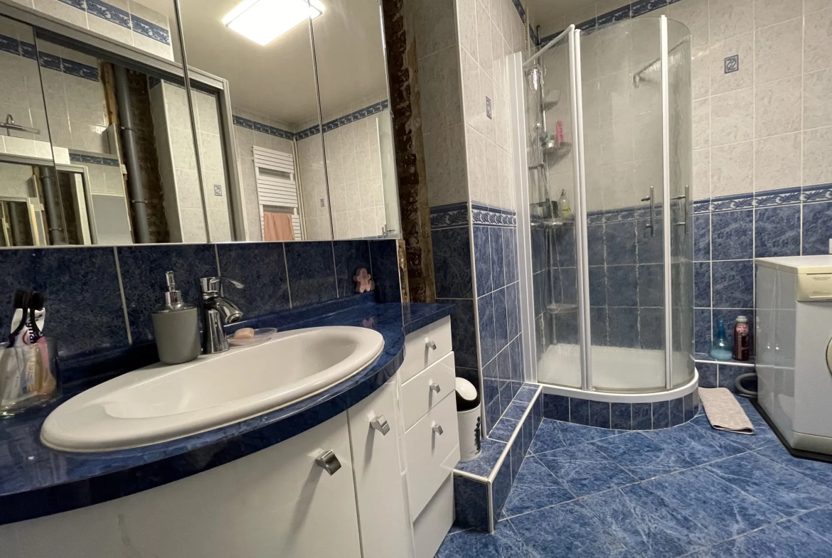 Appartement à vendre à Lisieux en centre-ville avec balcon et cheminée 