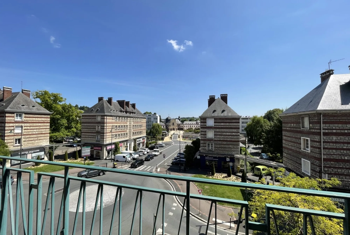Appartement à vendre à Lisieux en centre-ville avec balcon et cheminée 