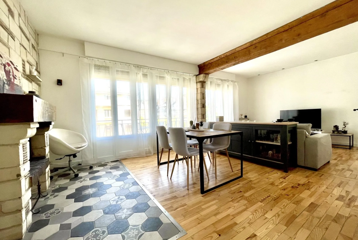 Appartement à vendre à Lisieux en centre-ville avec balcon et cheminée 