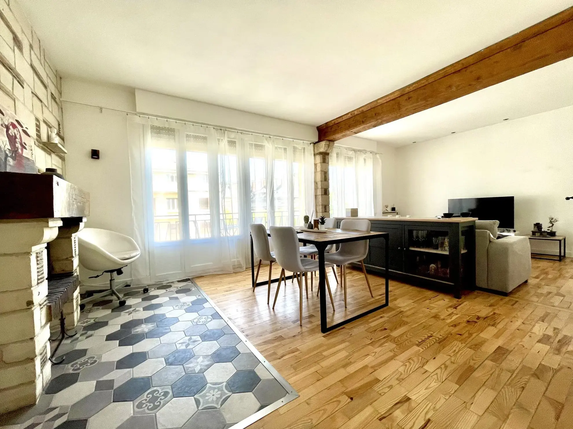 Appartement à vendre à Lisieux en centre-ville avec balcon et cheminée 