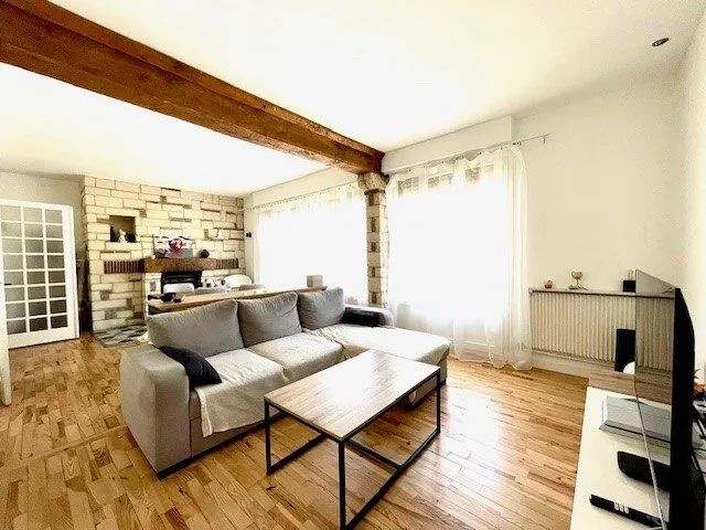 Appartement à vendre à Lisieux en centre-ville avec balcon et cheminée 