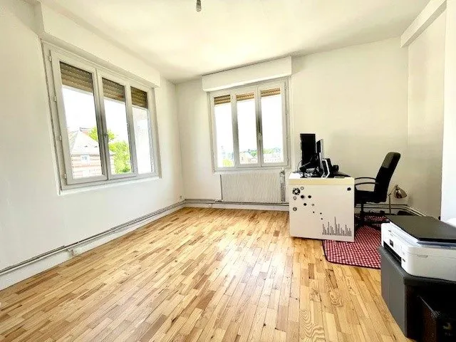 Appartement à vendre à Lisieux en centre-ville avec balcon et cheminée 