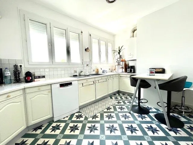 Appartement à vendre à Lisieux en centre-ville avec balcon et cheminée 
