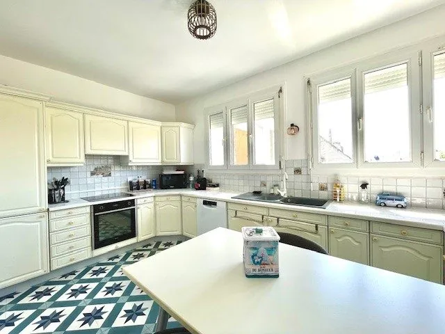 Appartement à vendre à Lisieux en centre-ville avec balcon et cheminée 