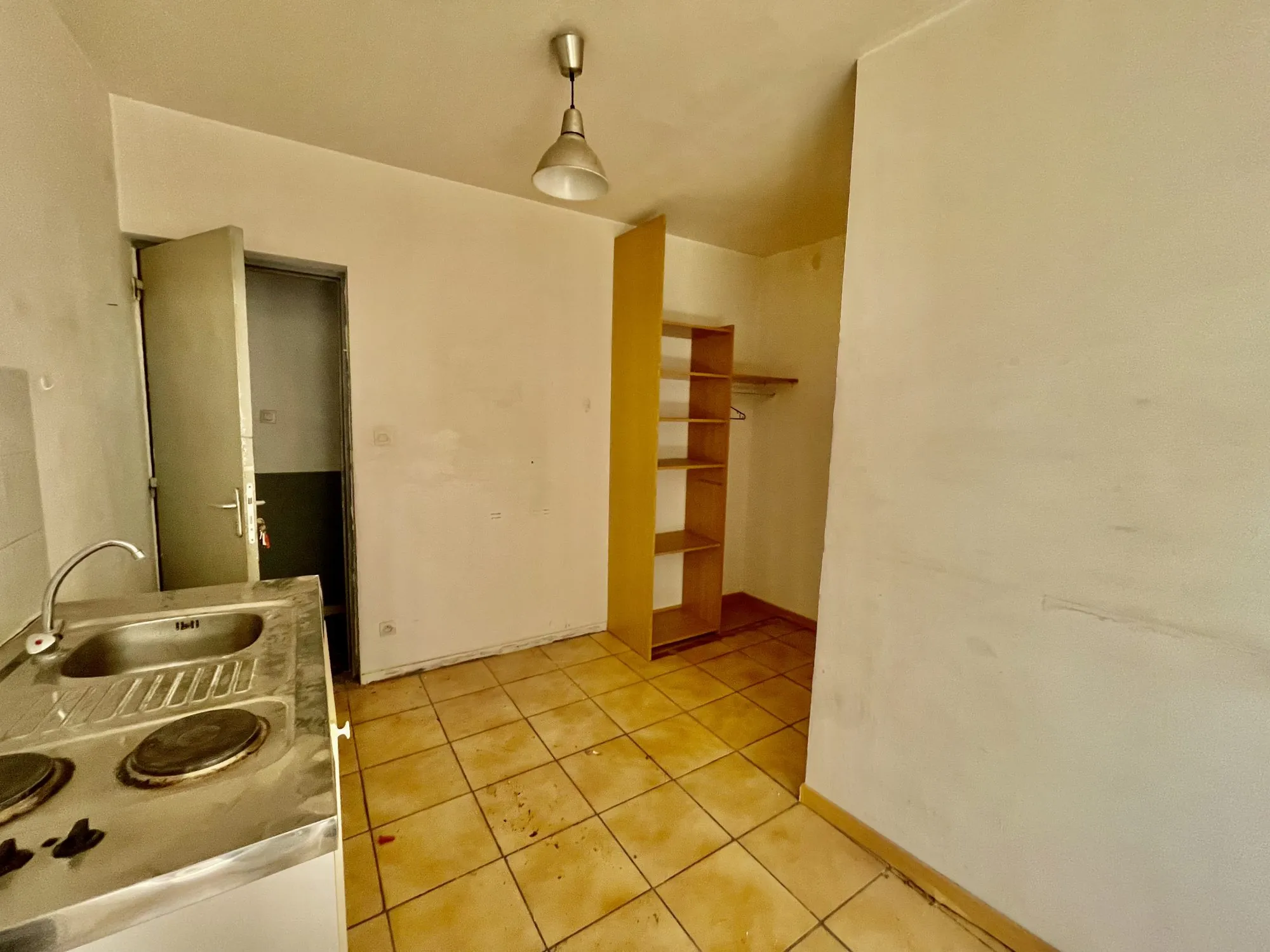 Studio à rénover de 24,53 m² avec terrasse au cœur d'Avignon 