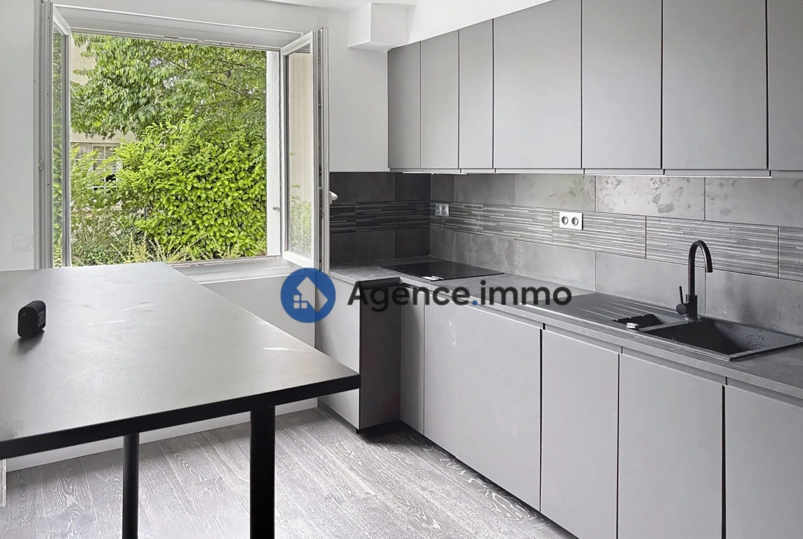 Appartement T2 rénové à vendre à Saint-Cyr-sur-Loire, proche Tours en France 