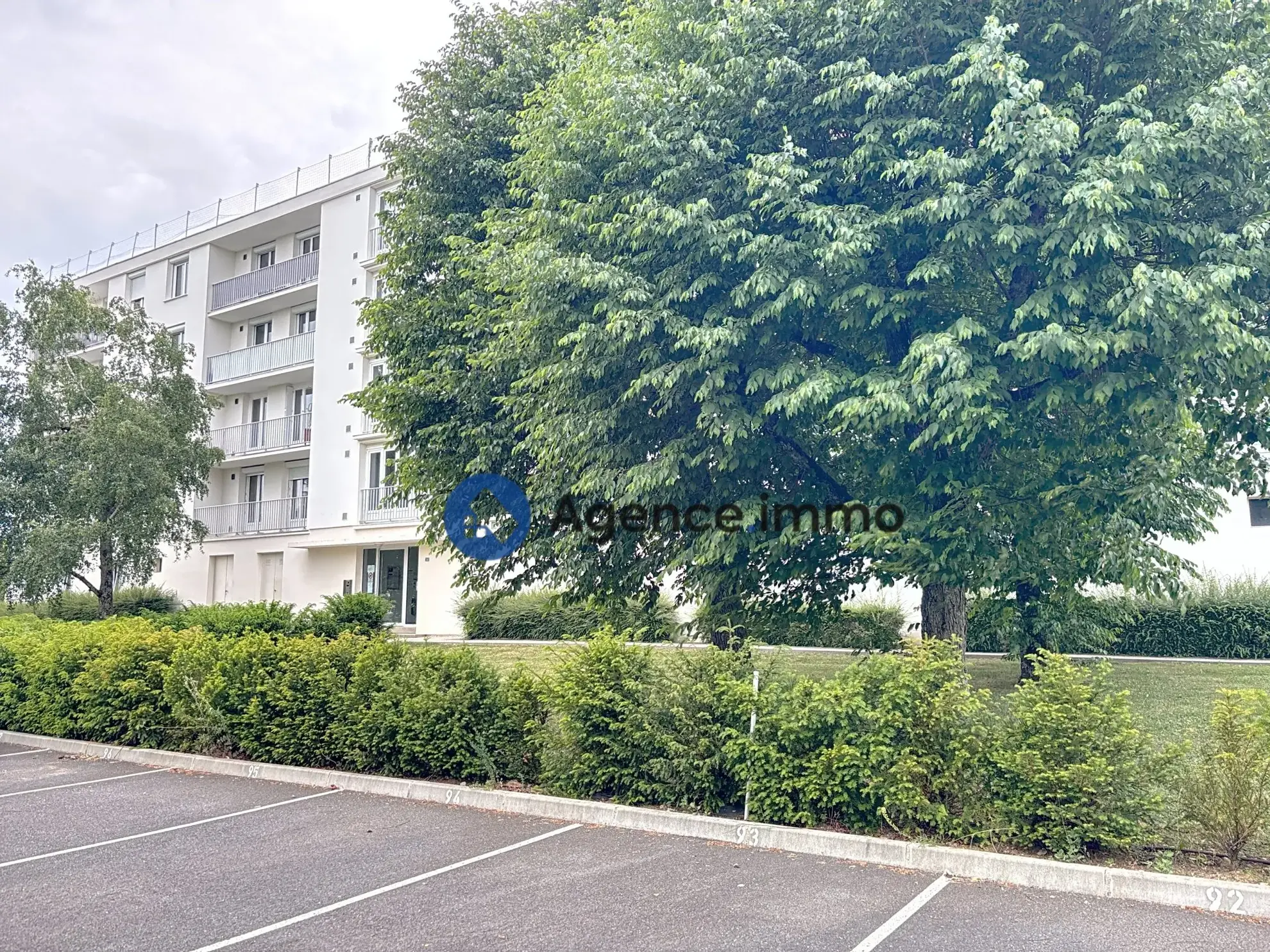 Appartement T2 rénové à vendre à Saint-Cyr-sur-Loire, proche Tours en France 