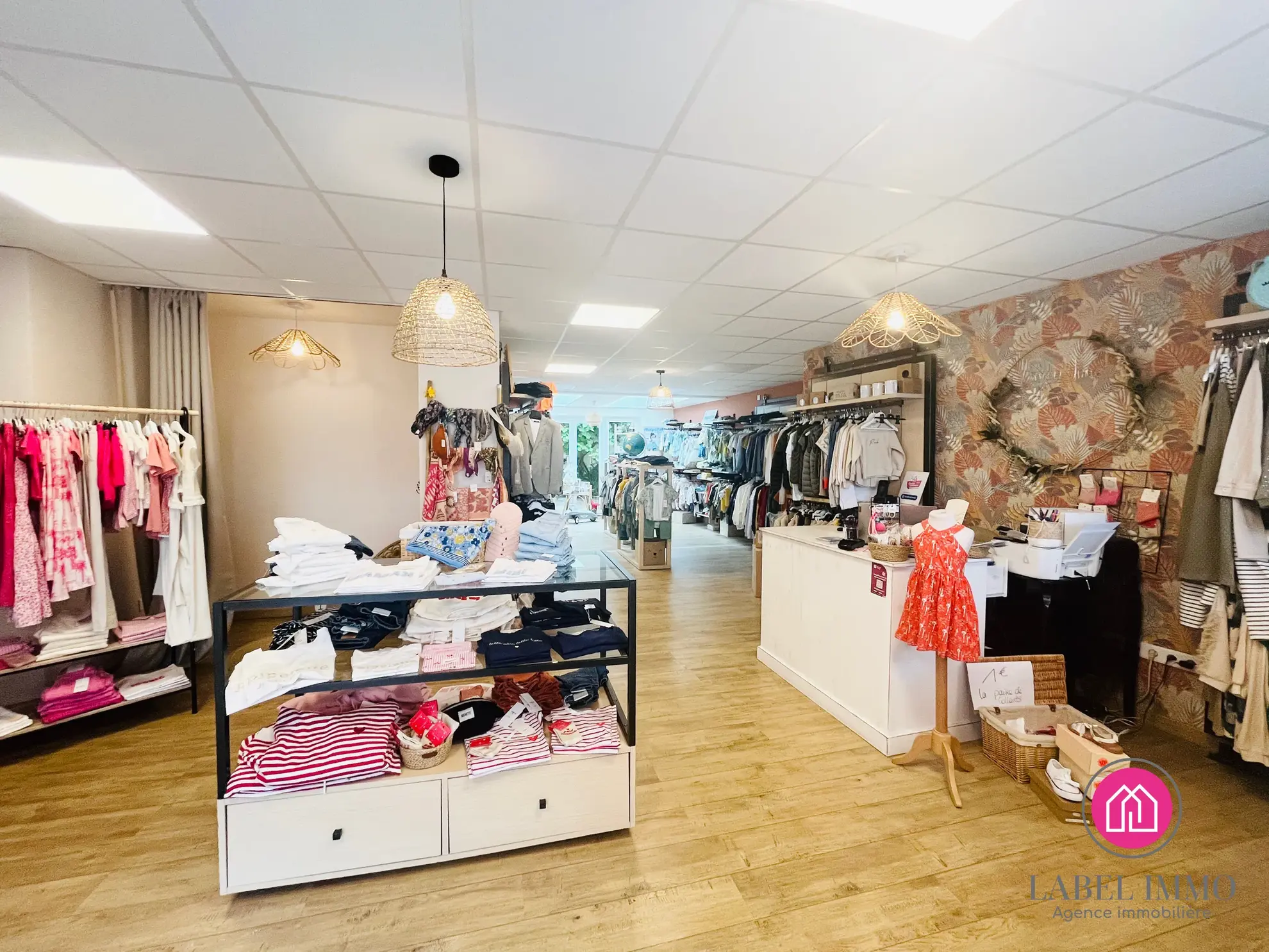 Fond de commerce prêt-à-porter enfants à vendre à Caudry - Bonne visibilité 