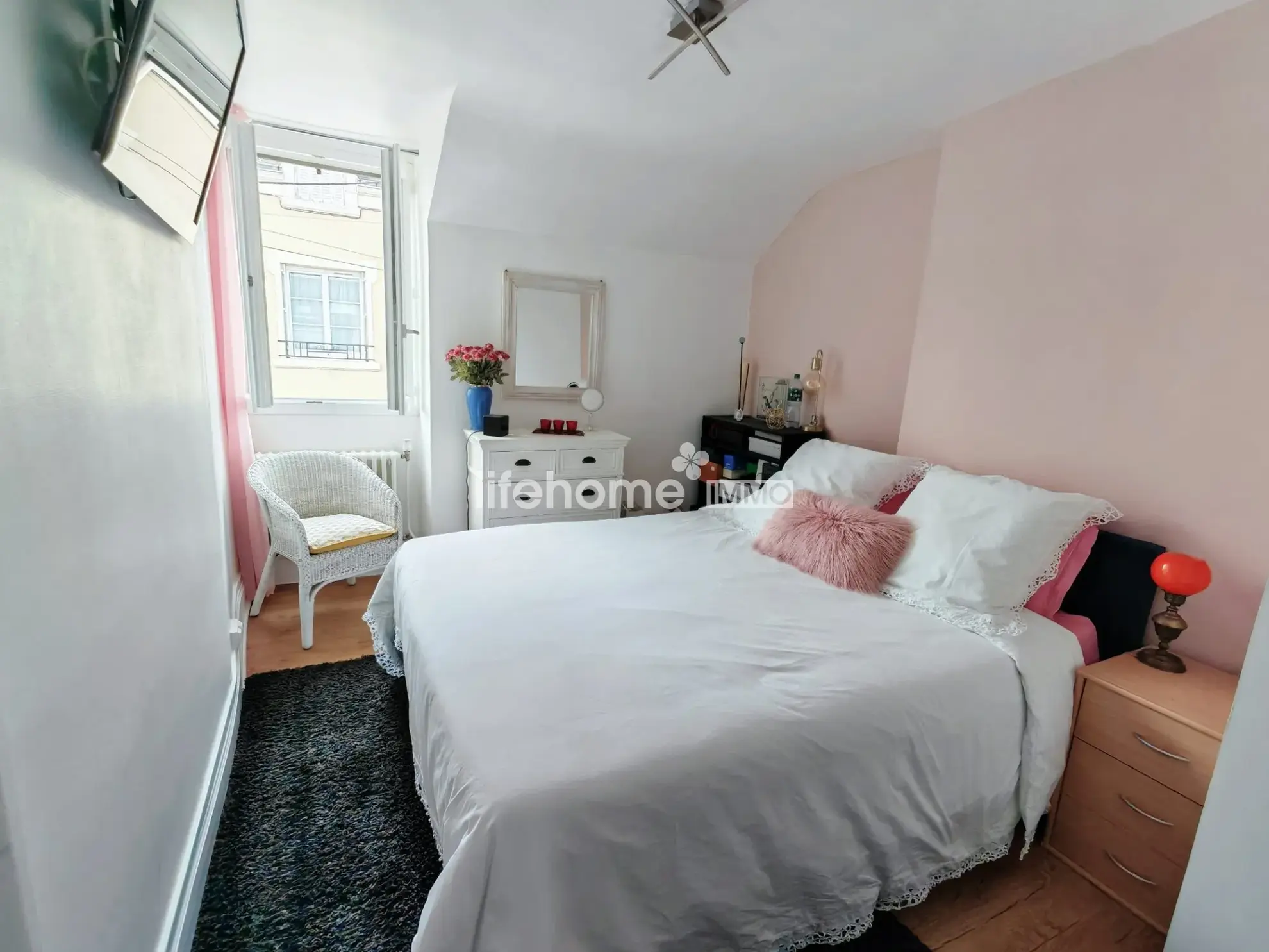 Maison à Châteauroux avec jardin, deux chambres et cave, parfait pour habitation ou investissement 